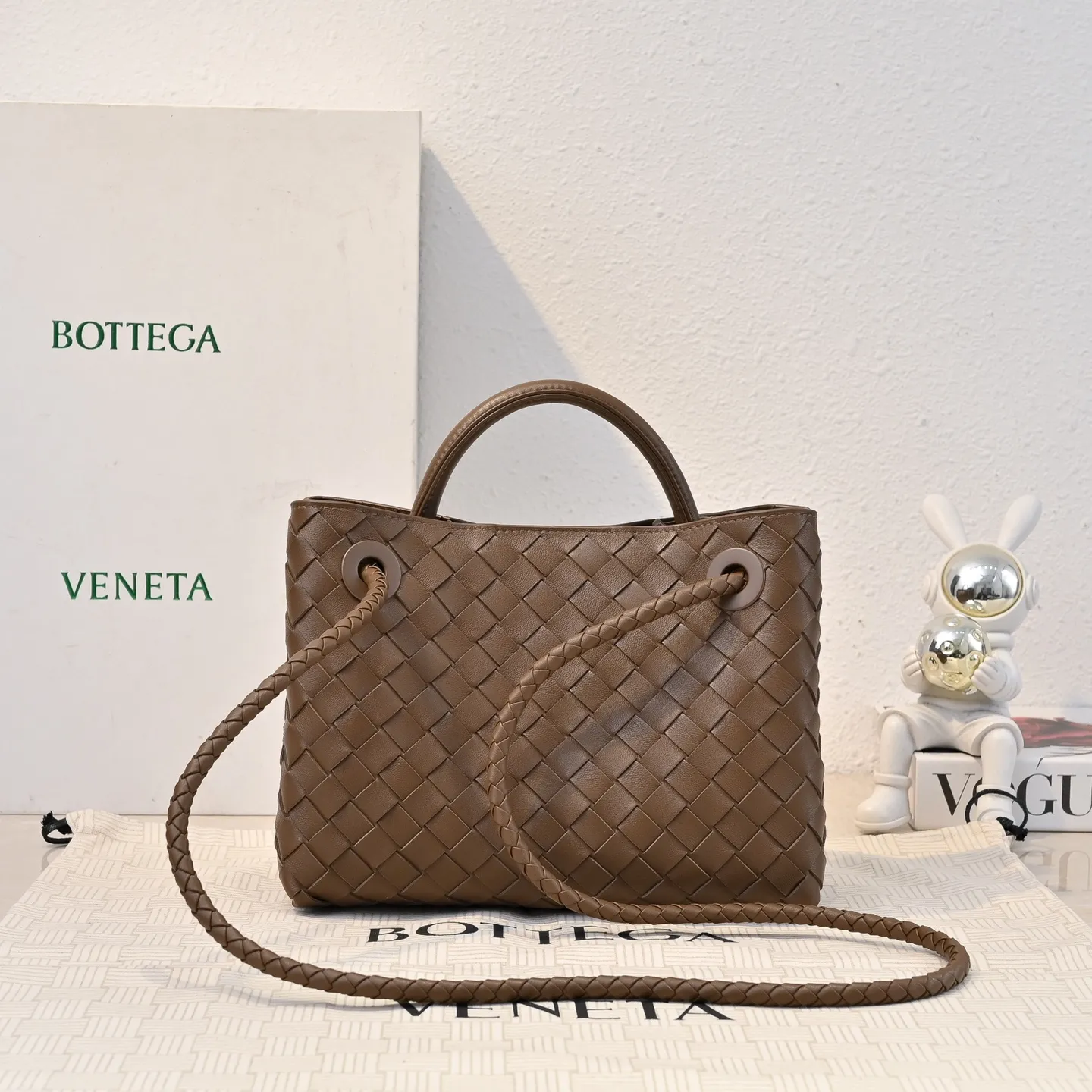 Batch 1860 B's spring and summer new style continues the brand's woven pattern style with detailed metal knot switch buckles. This time, the shoulder straps are also made into tube weaving, showing different craftsmanship. The carrying method is changeable to create more different styles. Intrecciato woven leather small handbag, equipped with sliding crossbody strap. Internal compartments, including 1 zipper pocket and 2 open pockets. Magnetic buckle closure. Size: 25*20*10cm Model: 7463#